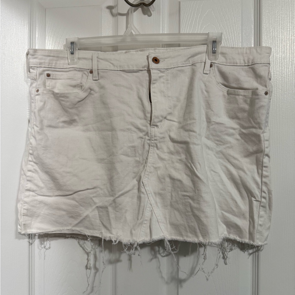 White Distressed Levi’s Denim Mini Skirt Size 22w